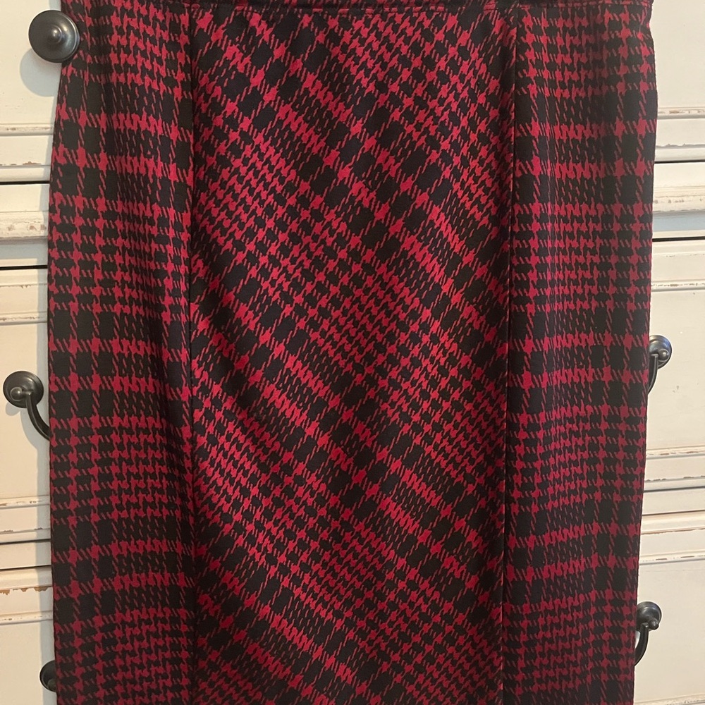 Susan Graver Red and Black Pleated Pencil Skirt